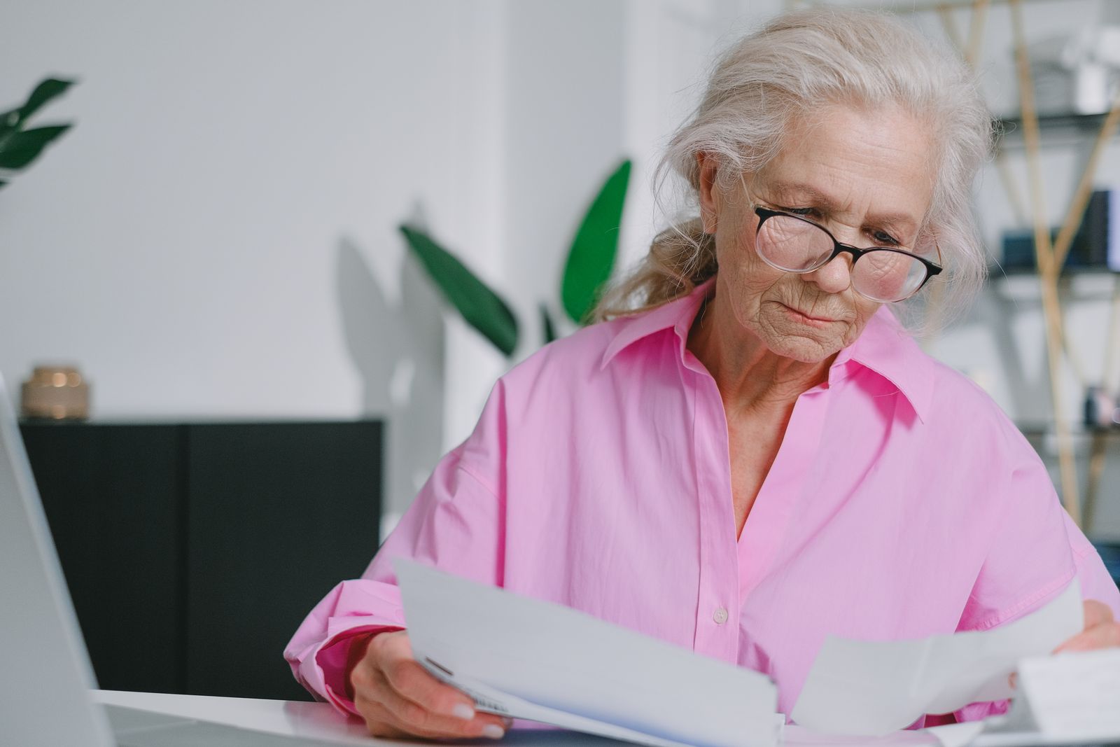 Femme qui consulte ses documents à son bureau