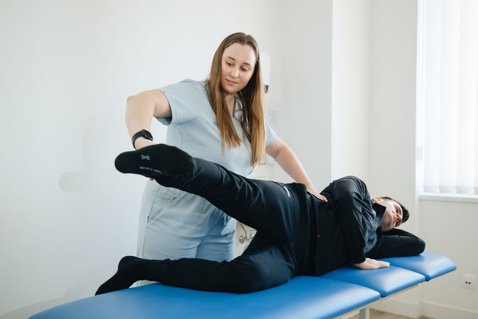 Kinésithérapeute qui soigne un patient dans son cabinet